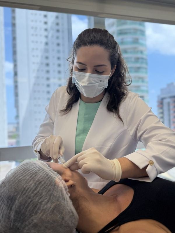 Dra. Mariana Amanajás aplicando bioestimulador de colágeno em uma paciente