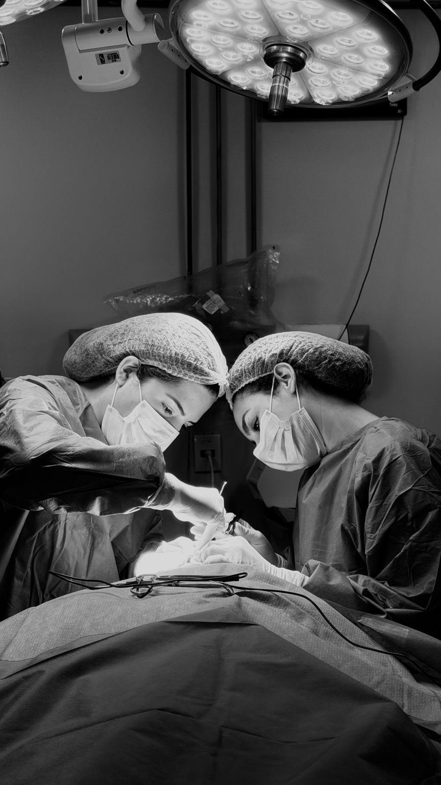 Dra. Mariana Amanajás em cirurgia dermatológica, sob o foco do centro cirúrgico