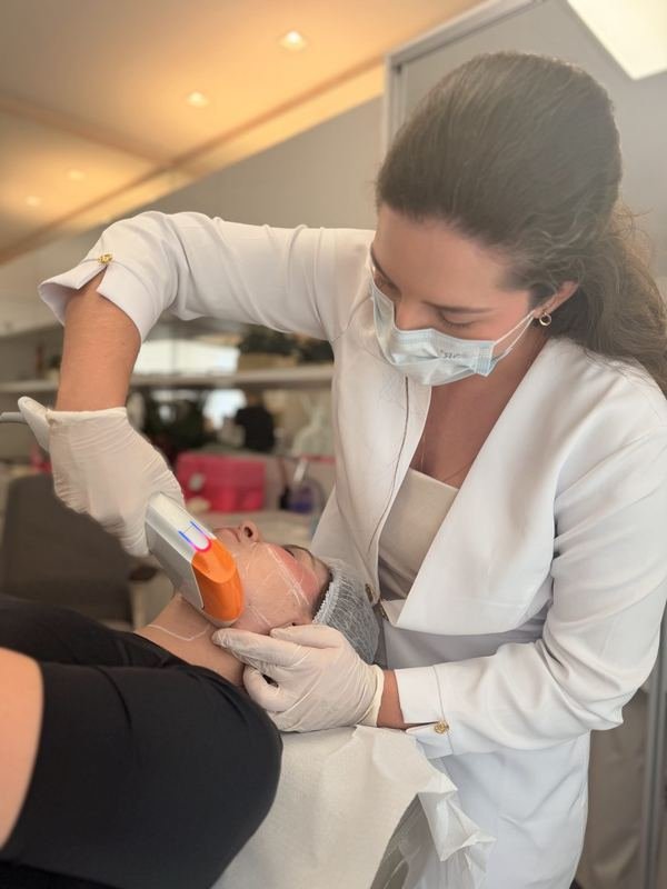 Dra. Mariana Amanajás realizando ultrassom microfocado em uma paciente